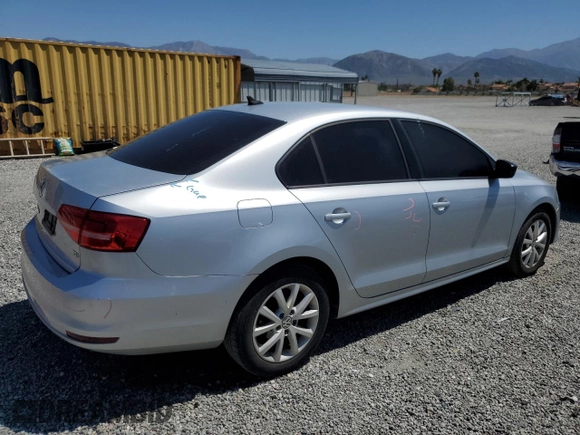 2015 Volkswagen Jetta SE z VIN 3VWD17AJ2FM263186, wystawiony jako Copart lot #57437705 z przebiegiem 106 760 mil mil oraz Szkoda całkowita • Salvage title. Historia ofert i sprzedaży dostępna na DreamBid. Obrazek 3.
