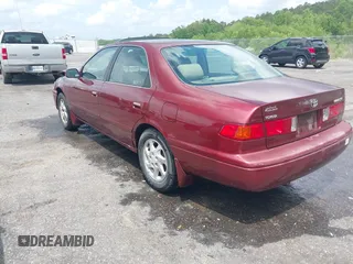 2000 Toyota Camry CE z VIN JT2BG22K3Y0521541, wystawiony jako IAAI lot #42074772 z przebiegiem 144 587 mil mil oraz . Historia ofert i sprzedaży dostępna na DreamBid. Obrazek 3.