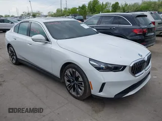 2024 BMW 5 Series 530i xDrive z VIN WBA53FJ03RCS25603, wystawiony jako IAAI lot #42141231 z przebiegiem Nie podano mil oraz . Historia ofert i sprzedaży dostępna na DreamBid. Obrazek 1.