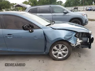 2015 Mazda 3 i SV z VIN JM1BM1T77F1251936, wystawiony jako IAAI lot #42124495 z przebiegiem 82 805 mil mil oraz . Historia ofert i sprzedaży dostępna na DreamBid. Obrazek 6.