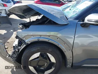 2024 Kia EV9 Wind z VIN KNDAFFS52R6023305, wystawiony jako IAAI lot #41582609 z przebiegiem 23 941 mil mil oraz . Historia ofert i sprzedaży dostępna na DreamBid. Obrazek 21.