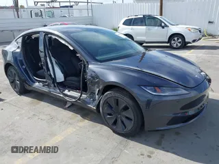 2025 Tesla Model 3 Long Range z VIN 5YJ3E1EA0SF915571, wystawiony jako IAAI lot #42247609 z przebiegiem 3 901 mil mil oraz . Historia ofert i sprzedaży dostępna na DreamBid. Obrazek 1.