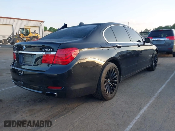 2011 BMW 7 Series 740i z VIN WBAKA4C5XBC612953, wystawiony jako IAAI lot #42144964 z przebiegiem 158 898 mil mil oraz . Historia ofert i sprzedaży dostępna na DreamBid. Obrazek 4.