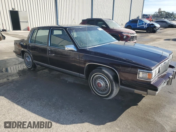 1985 Cadillac Fleetwood z VIN 1G6CB6984F4218496, wystawiony jako Copart lot #77674544 z przebiegiem 49 089 mil mil oraz Tytuł czysty. Historia ofert i sprzedaży dostępna na DreamBid. Obrazek 4.