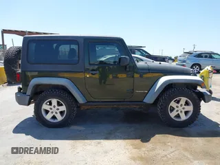 2011 Jeep Wrangler Rubicon z VIN 1J4BA6D11BL556342, wystawiony jako IAAI lot #42465252 z przebiegiem 80 377 mil mil oraz . Historia ofert i sprzedaży dostępna na DreamBid. Obrazek 13.