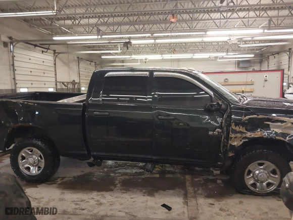2018 Ram 2500 Tradesman with VIN 3C6UR5CJ3JG121229, listed as a IAAI auction lot 41679189 with 95,956 mi miles. Bid and sale history available at carsss.com. Image 14.