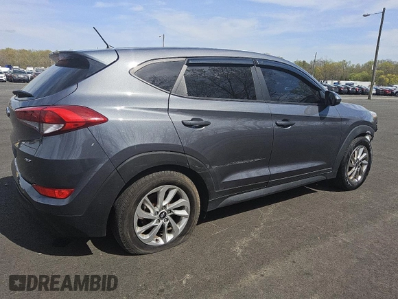 2018 Hyundai Tucson SE z VIN KM8J2CA49JU792947, wystawiony jako Copart lot #52633895 z przebiegiem 75 690 mil mil oraz Tytuł czysty. Historia ofert i sprzedaży dostępna na DreamBid. Obrazek 3.