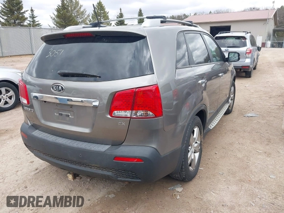 2013 Kia Sorento EX z VIN 5XYKUDA61DG321679, wystawiony jako IAAI lot #42013051 z przebiegiem Nie podano mil oraz . Historia ofert i sprzedaży dostępna na DreamBid. Obrazek 4.
