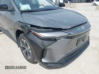 2024 Toyota bZ4X XLE z VIN JTMAAAAA9RA051518, wystawiony jako IAAI lot #42258363 z przebiegiem 2 866 mil mil oraz . Historia ofert i sprzedaży dostępna na DreamBid. Obrazek 6.