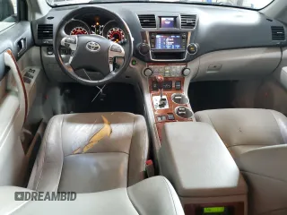 2013 Toyota Highlander Limited z VIN 5TDDK3EH4DS189685, wystawiony jako Copart lot #57665715 z przebiegiem 147 929 mil mil oraz Czysty tytuł • Clean title. Historia ofert i sprzedaży dostępna na DreamBid. Obrazek 8.