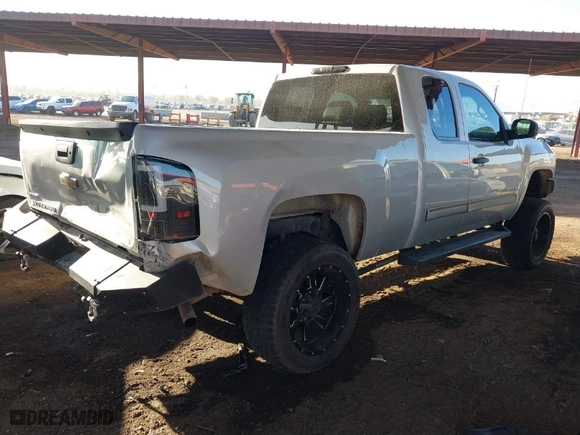 2011 Chevrolet Silverado 1500 LT with VIN 1GCRCSE09BZ423063, listed as a IAAI auction lot 41486593 with 390,292 mi miles. Bid and sale history available at carsss.com. Image 4.