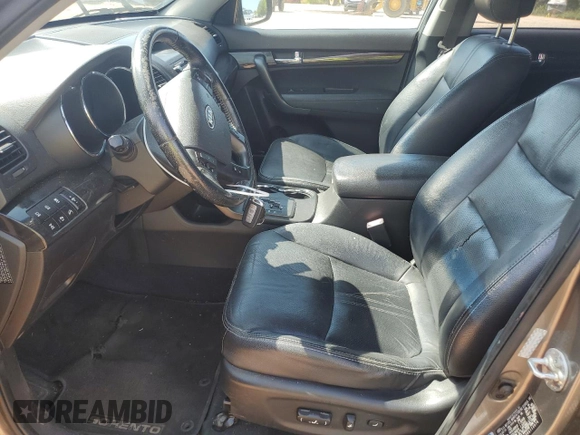 2011 Kia Sorento EX z VIN 5XYKUDA29BG113074, wystawiony jako Copart lot #51768875 z przebiegiem 212 884 mil mil oraz Czysty tytuł • Clean title. Historia ofert i sprzedaży dostępna na DreamBid. Obrazek 7.