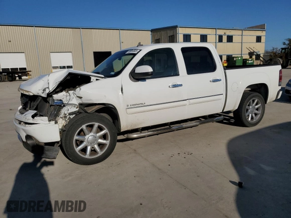 2008 GMC Sierra Denali z VIN 2GTEK638481300628, wystawiony jako Copart lot #46899905 z przebiegiem 186 131 mil mil oraz Szkody całkowita. Historia ofert i sprzedaży dostępna na DreamBid. Obrazek 1.