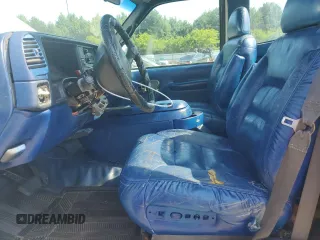 2000 Chevrolet Silverado 3500 z VIN 1GCGC34RXYR187240, wystawiony jako Copart lot #62905734 z przebiegiem 73 244 mil mil oraz Tytuł czysty. Historia ofert i sprzedaży dostępna na DreamBid. Obrazek 7.