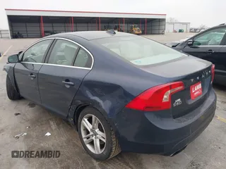2015 Volvo S60 T5 Drive-E Premier z VIN YV126MFK1F2336786, wystawiony jako IAAI lot #41184378 z przebiegiem 134 482 mil mil oraz . Historia ofert i sprzedaży dostępna na DreamBid. Obrazek 3.