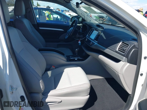 2018 Toyota Highlander LE z VIN 5TDZZRFH2JS278492, wystawiony jako IAAI lot #39094360 z przebiegiem 44 531 mil mil oraz . Historia ofert i sprzedaży dostępna na DreamBid. Obrazek 5.