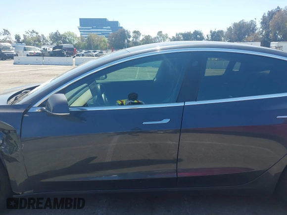 2018 Tesla Model 3 Long Range Battery z VIN 5YJ3E1EA9JF042319, wystawiony jako IAAI lot #41871931 z przebiegiem 138 837 mil mil oraz . Historia ofert i sprzedaży dostępna na DreamBid. Obrazek 15.