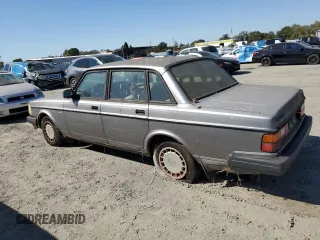 1993 Volvo 240 z VIN YV1AS8808P1489831, wystawiony jako Copart lot #72439554 z przebiegiem 147 232 mil mil oraz Tytuł czysty. Historia ofert i sprzedaży dostępna na DreamBid. Obrazek 2.