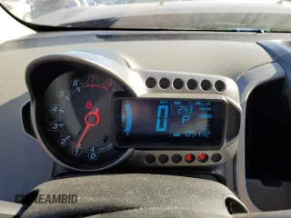 2012 Chevrolet Sonic LTZ z VIN 1G1JE6SH5C4195594, wystawiony jako Copart lot #88336435 z przebiegiem 105 112 mil mil oraz Szkoda całkowita • Salvage title. Historia ofert i sprzedaży dostępna na DreamBid. Obrazek 9.