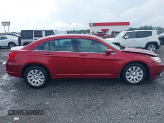 2013 Chrysler 200 LX z VIN 1C3CCBAG2DN767549, wystawiony jako IAAI lot #42081076 z przebiegiem 121 759 mil mil oraz . Historia ofert i sprzedaży dostępna na DreamBid. Obrazek 13.