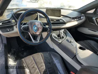 2015 BMW i8 z VIN WBY2Z2C51FV392594, wystawiony jako Copart lot #42561715 z przebiegiem Nie podano mil oraz Szkoda całkowita • Salvage title. Historia ofert i sprzedaży dostępna na DreamBid. Obrazek 8.