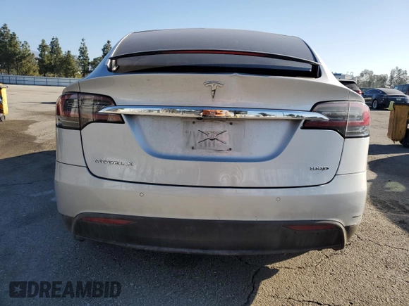2017 Tesla Model X 90D z VIN 5YJXCAE27HF044791, wystawiony jako Copart lot #46040655 z przebiegiem 149 509 mil mil oraz Szkody całkowita. Historia ofert i sprzedaży dostępna na DreamBid. Obrazek 6.