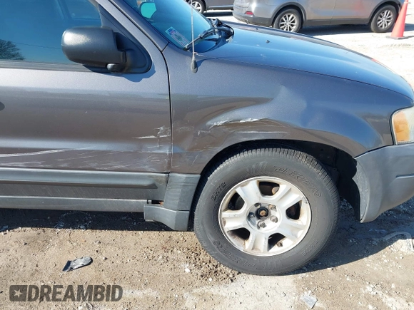 2004 Ford Escape XLT with VIN 1FMYU03164KB22170, listed as a IAAI auction lot 41991801 with 170,492 mi miles. Bid and sale history available at carsss.com. Image 6.