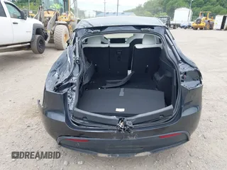 2025 Tesla Model Y Long Range z VIN 7SAYGAEE3SF264491, wystawiony jako IAAI lot #42292489 z przebiegiem 3 543 mil mil oraz . Historia ofert i sprzedaży dostępna na DreamBid. Obrazek 17.