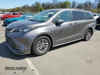 2024 Toyota Sienna XLE z VIN 5TDJSKFCXRS124248, wystawiony jako Copart lot #56404925 z przebiegiem Nie podano mil oraz Szkoda całkowita • Salvage title. Historia ofert i sprzedaży dostępna na DreamBid. Obrazek 1.
