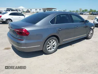 2017 Volkswagen Passat S z VIN 1VWAT7A37HC069014, wystawiony jako IAAI lot #41967310 z przebiegiem 109 266 mil mil oraz . Historia ofert i sprzedaży dostępna na DreamBid. Obrazek 4.