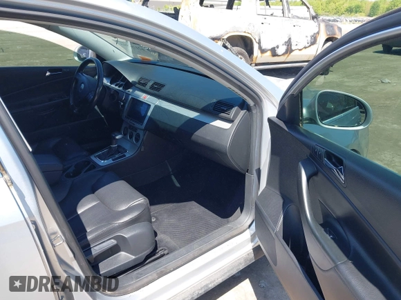 2008 Volkswagen Passat Komfort z VIN WVWLK73C38E053716, wystawiony jako IAAI lot #42176595 z przebiegiem 134 738 mil mil oraz . Historia ofert i sprzedaży dostępna na DreamBid. Obrazek 5.