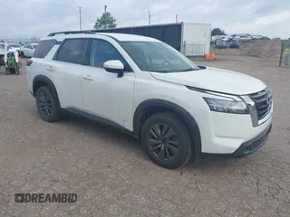 2022 Nissan Pathfinder SV z VIN 5N1DR3BAXNC225140, wystawiony jako IAAI lot #42296088 z przebiegiem 56 754 mil mil oraz . Historia ofert i sprzedaży dostępna na DreamBid. Obrazek 1.
