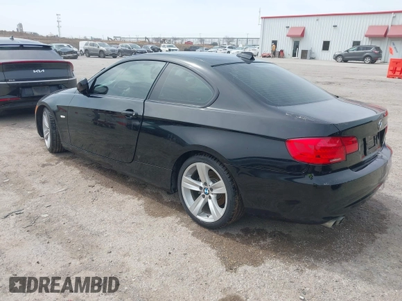 2011 BMW 3 Series 328i z VIN WBAKE5C52BE429545, wystawiony jako IAAI lot #41712599 z przebiegiem 67 746 mil mil oraz . Historia ofert i sprzedaży dostępna na DreamBid. Obrazek 3.