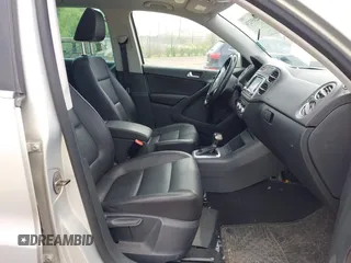 2010 Volkswagen Tiguan S z VIN WVGBV7AX2AW536795, wystawiony jako IAAI lot #42055276 z przebiegiem 184 847 mil mil oraz . Historia ofert i sprzedaży dostępna na DreamBid. Obrazek 5.