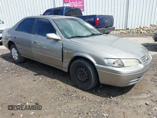 1999 Toyota Camry LE z VIN 4T1BG22K1XU496021, wystawiony jako IAAI lot #42365716 z przebiegiem 210 205 mil mil oraz . Historia ofert i sprzedaży dostępna na DreamBid. Obrazek 1.
