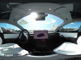 2025 Tesla Model 3 Long Range z VIN 5YJ3E1EB4SF876945, wystawiony jako IAAI lot #41518965 z przebiegiem 591 mil mil oraz . Historia ofert i sprzedaży dostępna na DreamBid. Obrazek 17.