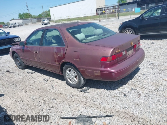 1997 Toyota Camry LE z VIN 4T1BG22K3VU016347, wystawiony jako IAAI lot #41985462 z przebiegiem 283 729 mil mil oraz . Historia ofert i sprzedaży dostępna na DreamBid. Obrazek 3.