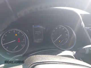 2023 Toyota Camry SE z VIN 4T1G11AK6PU770039, wystawiony jako IAAI lot #41375553 z przebiegiem 46 352 mil mil oraz . Historia ofert i sprzedaży dostępna na DreamBid. Obrazek 7.