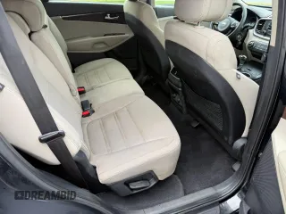 2016 Kia Sorento LX z VIN 5XYPGDA5XGG093643, wystawiony jako Copart lot #58532255 z przebiegiem 185 257 mil mil oraz Czysty tytuł • Clean title. Historia ofert i sprzedaży dostępna na DreamBid. Obrazek 6.