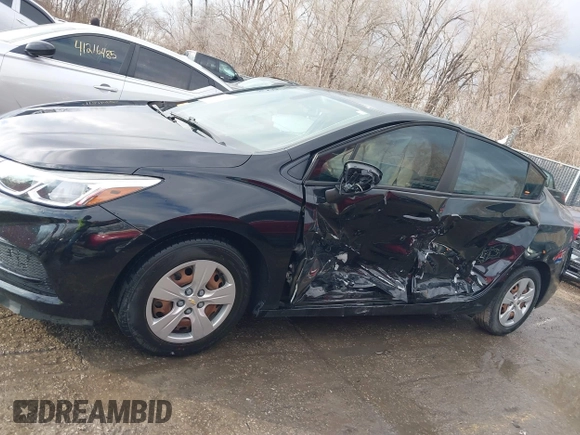 2017 Chevrolet Cruze LS z VIN 1G1BC5SM4H7270096, wystawiony jako IAAI lot #41237531 z przebiegiem 103 318 mil mil oraz . Historia ofert i sprzedaży dostępna na DreamBid. Obrazek 6.