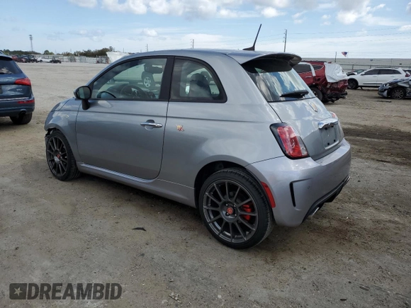 2019 FIAT 500 Abarth z VIN 3C3CFFFHXKT841264, wystawiony jako Copart lot #47410525 z przebiegiem Nie podano mil oraz Szkody całkowita. Historia ofert i sprzedaży dostępna na DreamBid. Obrazek 2.