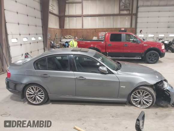 2011 BMW 3 Series 335i xDrive с VIN WBAPL5C57BA919482, выставлен на аукционе IAAI как лот 42531375 с пробегом 82 868 миль миль и . История ставок и продаж доступна на DreamBid. Изображение 13.