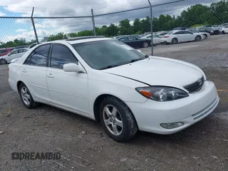 2002 Toyota Camry XLE z VIN 4T1BF30K72U500934, wystawiony jako IAAI lot #42312967 z przebiegiem 169 569 mil mil oraz . Historia ofert i sprzedaży dostępna na DreamBid. Obrazek 1.