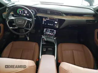 2022 Audi e-tron Premium z VIN WA1AAAGE3NB023710, wystawiony jako Copart lot #57508235 z przebiegiem 23 483 mil mil oraz Tytuł czysty. Historia ofert i sprzedaży dostępna na DreamBid. Obrazek 8.