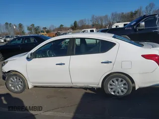 2017 Nissan Versa S Plus z VIN 3N1CN7AP6HL898849, wystawiony jako IAAI lot #41501925 z przebiegiem 132 440 mil mil oraz . Historia ofert i sprzedaży dostępna na DreamBid. Obrazek 14.