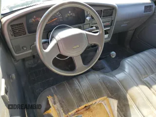 1993 Toyota Pickup z VIN 4TARN81AXPZ113969, wystawiony jako Copart lot #51845495 z przebiegiem 278 277 mil mil oraz Czysty tytuł • Clean title. Historia ofert i sprzedaży dostępna na DreamBid. Obrazek 8.