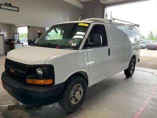 2014 Chevrolet Express Cargo z VIN 1GCWGFBA5E1125429, wystawiony jako IAAI lot #42297952 z przebiegiem 217 516 mil mil oraz . Historia ofert i sprzedaży dostępna na DreamBid. Obrazek 1.