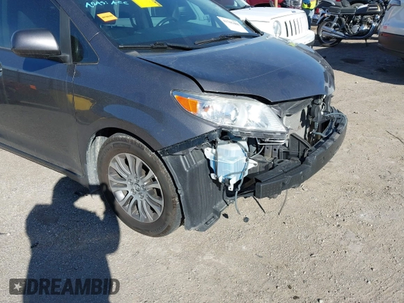 2020 Toyota Sienna XLE Auto Access Seat with VIN 5TDYZ3DC9LS049133, listed as a IAAI auction lot 41705488 with 62,216 mi miles. Bid and sale history available at carsss.com. Image 21.