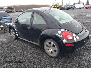 2006 Volkswagen New Beetle Coupe with VIN 3VWPG31C86M406583, listed as a IAAI auction lot 41590611 with 137,964 mi miles. Bid and sale history available at carsss.com. Image 3.