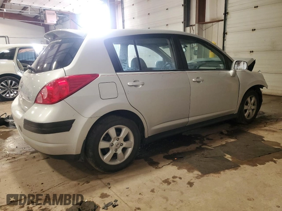 2007 Nissan Versa SL z VIN 3N1BC13E97L459864, wystawiony jako Copart lot #45786195 z przebiegiem Nie podano mil oraz Szkoda całkowita • Salvage title. Historia ofert i sprzedaży dostępna na DreamBid. Obrazek 3.
